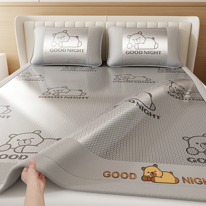 91家纺网 家纺一手货源 找家纺 （总）福来临家纺 2026新款卡皮巴拉小熊款冰藤刺绣凉感席席子凉席