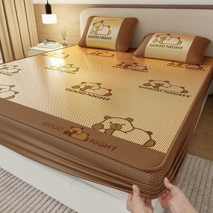 91家纺网 家纺一手货源 找家纺 （总）福来临家纺 2026新款卡皮巴拉小熊款冰藤刺绣凉感席席子凉席