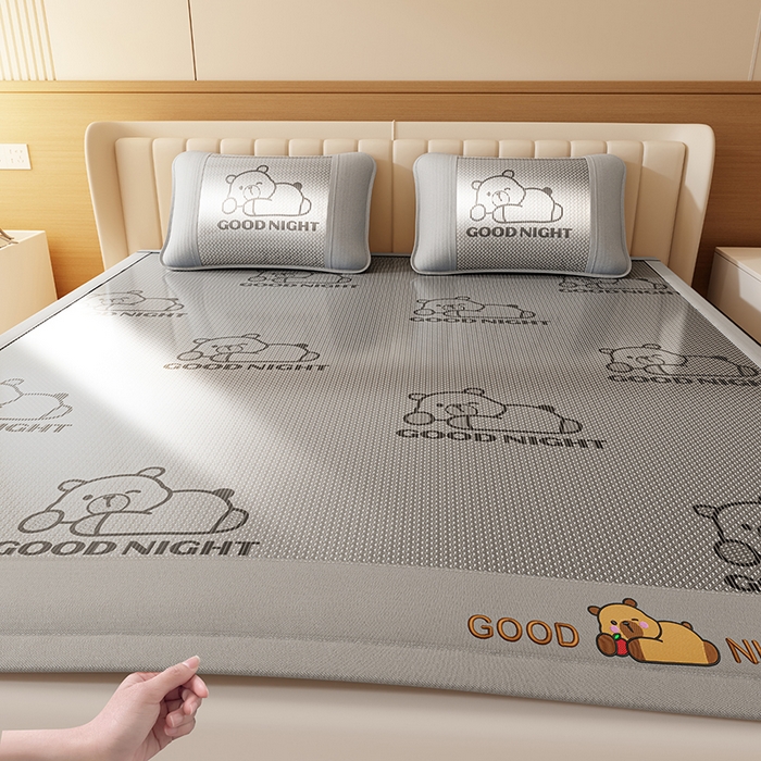 91家纺网 家纺一手货源 找家纺 福来临家纺 2026新款卡皮巴拉小熊款冰藤刺绣凉感席席子凉席 冰藤卡皮巴拉-灰-床席款