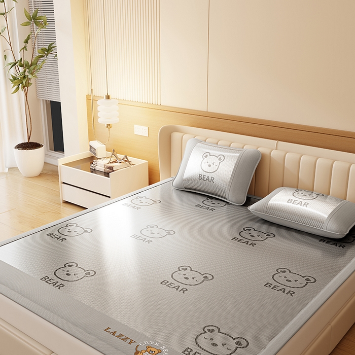 91家纺网 家纺一手货源 找家纺 福来临家纺 2026新款卡皮巴拉小熊款冰藤刺绣凉感席席子凉席 冰藤小熊-灰-床席款