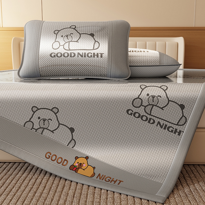 91家纺网 家纺一手货源 找家纺 福来临家纺 2026新款卡皮巴拉小熊款冰藤刺绣凉感席席子凉席 冰藤卡皮巴拉-灰-床席款