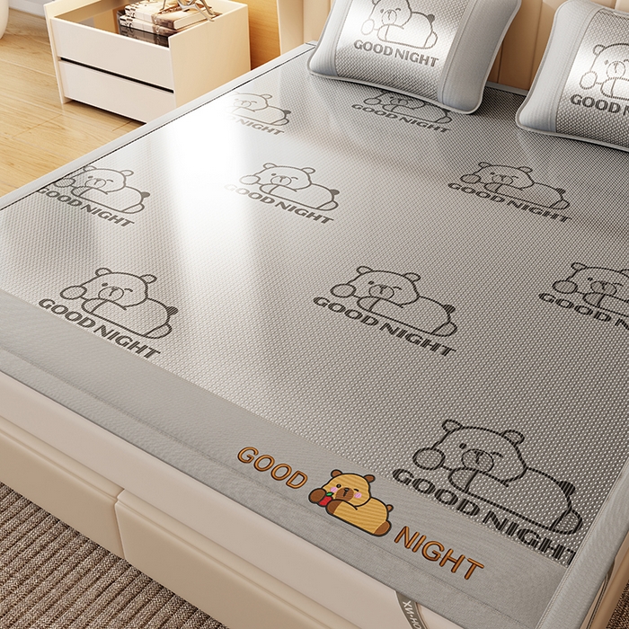 91家纺网 家纺一手货源 找家纺 福来临家纺 2026新款卡皮巴拉小熊款冰藤刺绣凉感席席子凉席 冰藤卡皮巴拉-灰-床席款