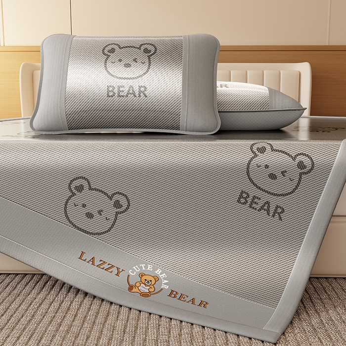 91家纺网 家纺一手货源 找家纺 福来临家纺 2026新款卡皮巴拉小熊款冰藤刺绣凉感席席子凉席 冰藤小熊-灰-床席款
