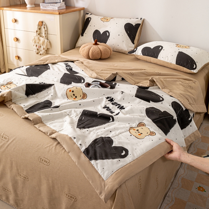 91家纺网 家纺一手货源 找家纺 红日子纺织品 2026新款里外全棉纯棉印花夏被夏凉被空调被 萌心熊宝