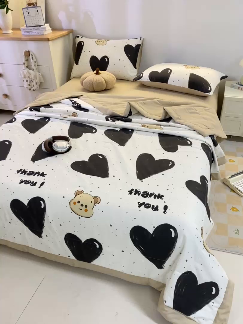 91家纺网 家纺一手货源 找家纺 红日子纺织品 2026新款里外全棉纯棉印花夏被夏凉被空调被 萌心熊宝