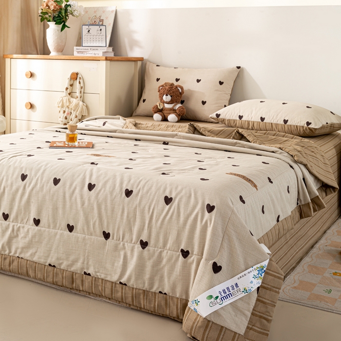 91家纺网 家纺一手货源 找家纺 红日子纺织品 2026新款里外全棉纯棉印花夏被夏凉被空调被 迷你爱心