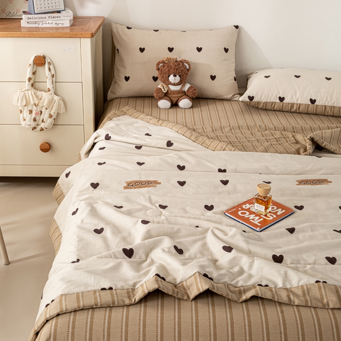 91家纺网 家纺一手货源 找家纺 红日子纺织品 2026新款里外全棉纯棉印花夏被夏凉被空调被 迷你爱心