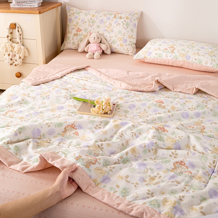 91家纺网 家纺一手货源 找家纺 红日子纺织品 2026新款里外全棉纯棉印花夏被夏凉被空调被 蘑菇小兔