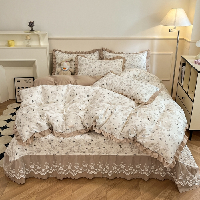 91家纺网 家纺一手货源 找家纺 金梦家居 2025新款印花小竹棉花边夹棉床盖夏被四件套 曼妙花影