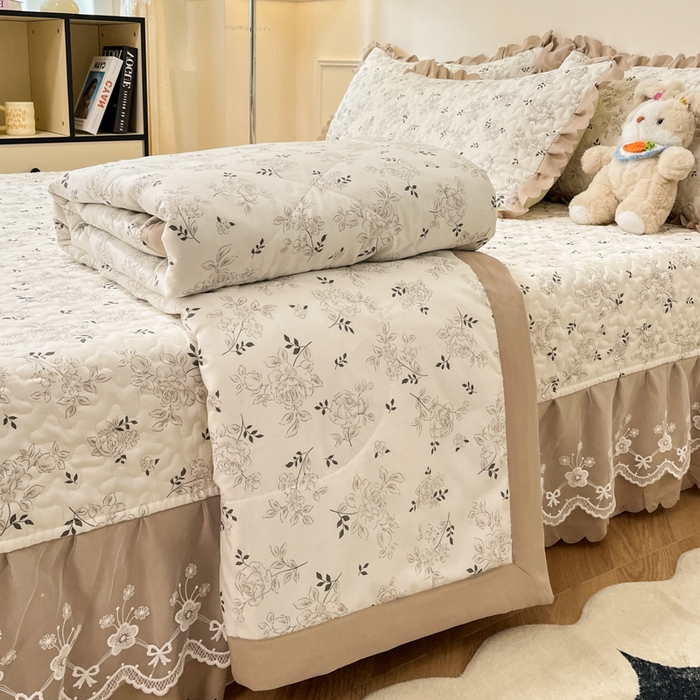 91家纺网 家纺一手货源 找家纺 金梦家居 2025新款印花小竹棉花边夹棉床盖夏被四件套 曼妙花影