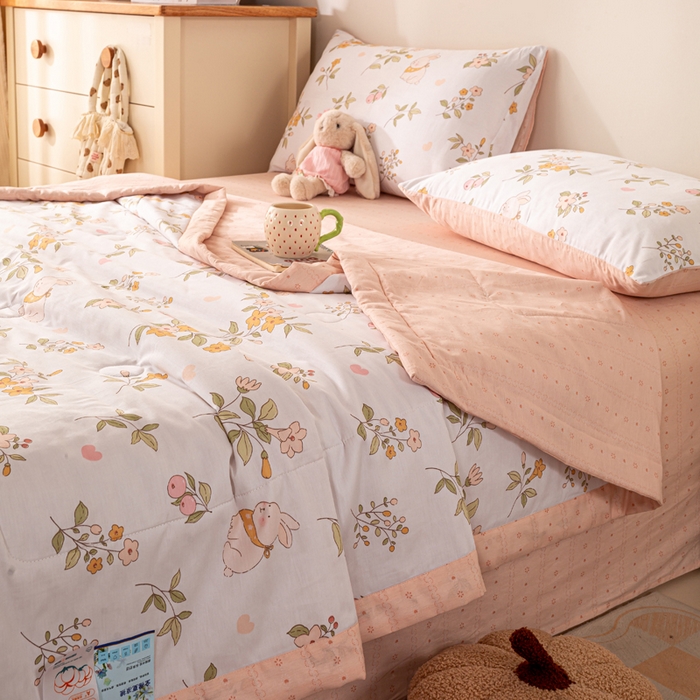 91家纺网 家纺一手货源 找家纺 红日子纺织品 2026新款里外全棉纯棉印花夏被夏凉被空调被 清风小兔