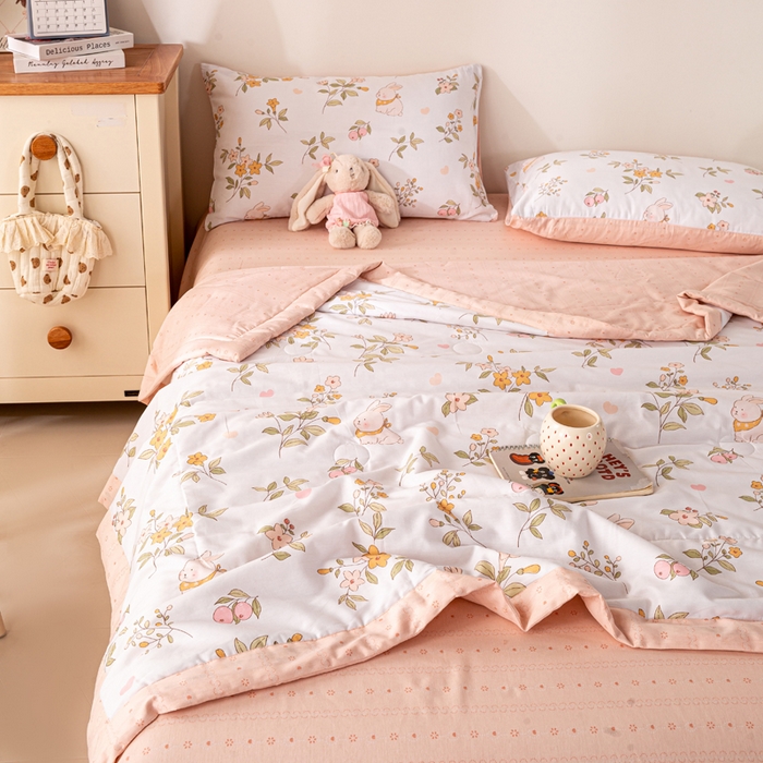 91家纺网 家纺一手货源 找家纺 红日子纺织品 2026新款里外全棉纯棉印花夏被夏凉被空调被 清风小兔