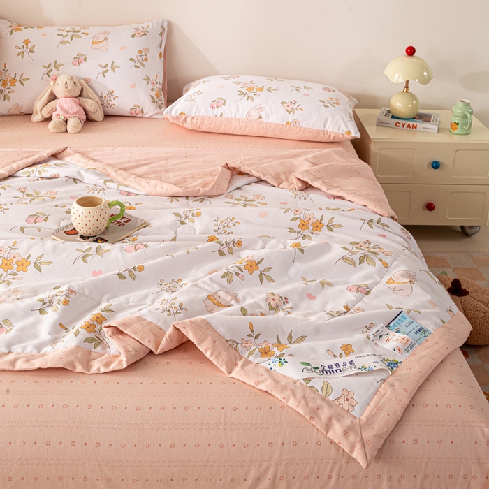 91家纺网 家纺一手货源 找家纺 红日子纺织品 2026新款里外全棉纯棉印花夏被夏凉被空调被 清风小兔