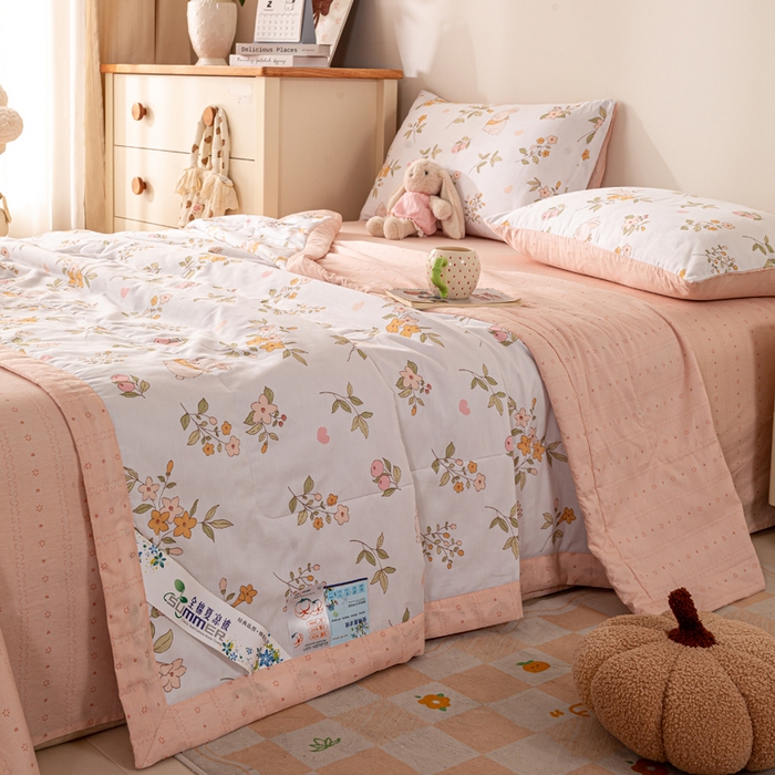 91家纺网 家纺一手货源 找家纺 红日子纺织品 2026新款里外全棉纯棉印花夏被夏凉被空调被 清风小兔