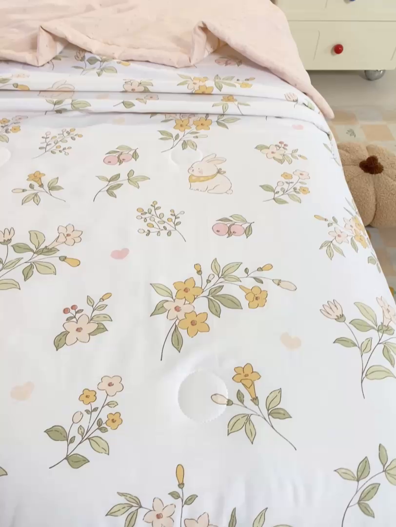 91家纺网 家纺一手货源 找家纺 红日子纺织品 2026新款里外全棉纯棉印花夏被夏凉被空调被 清风小兔