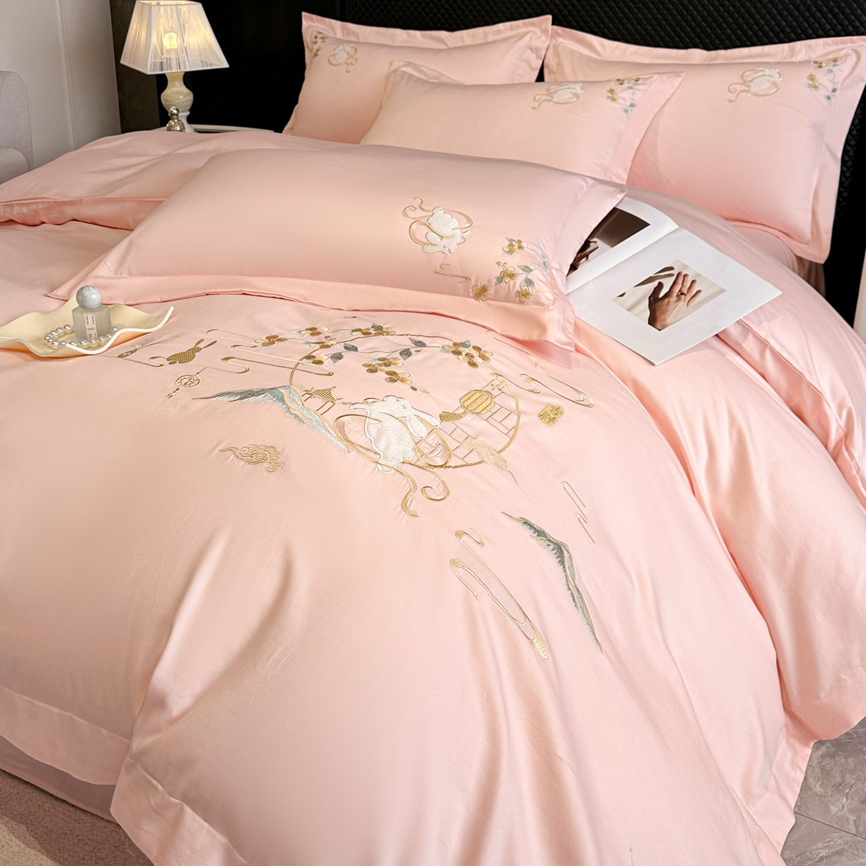 91家纺网 家纺一手货源 找家纺 （总）绒掌柜家纺（品质焕新） 2026新品100S长绒棉精密贴布刺绣四件套-月夕花朝系列-版权产品-礼盒装