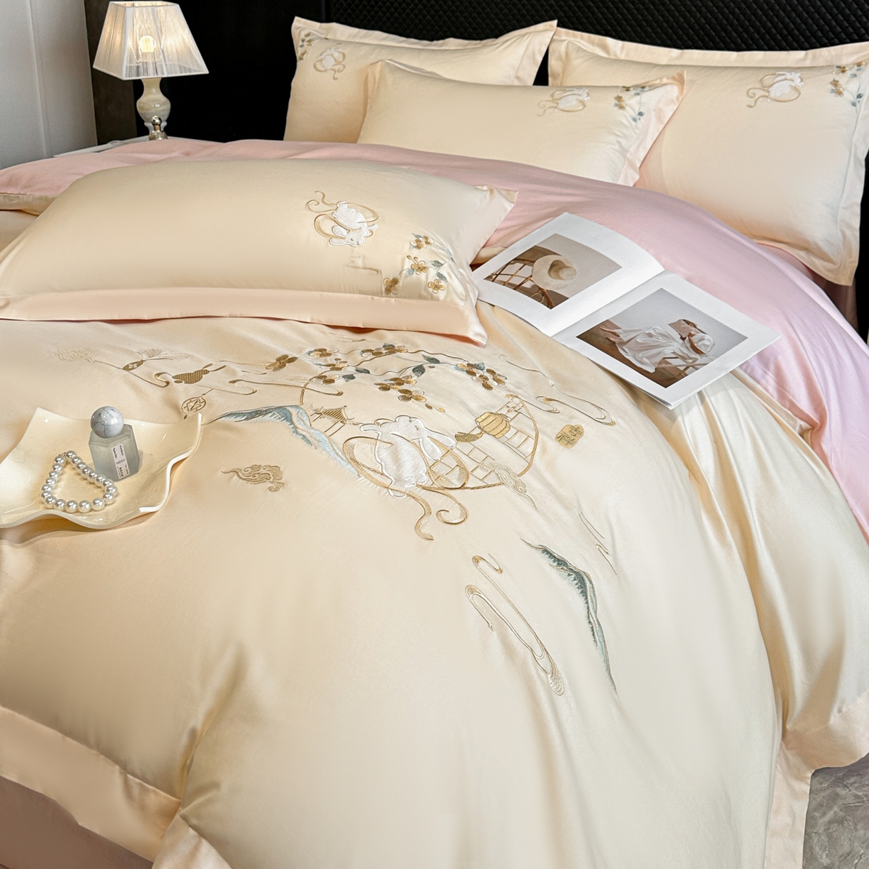 91家纺网 家纺一手货源 找家纺 （总）绒掌柜家纺（品质焕新） 2026新品100S长绒棉精密贴布刺绣四件套-月夕花朝系列-版权产品-礼盒装