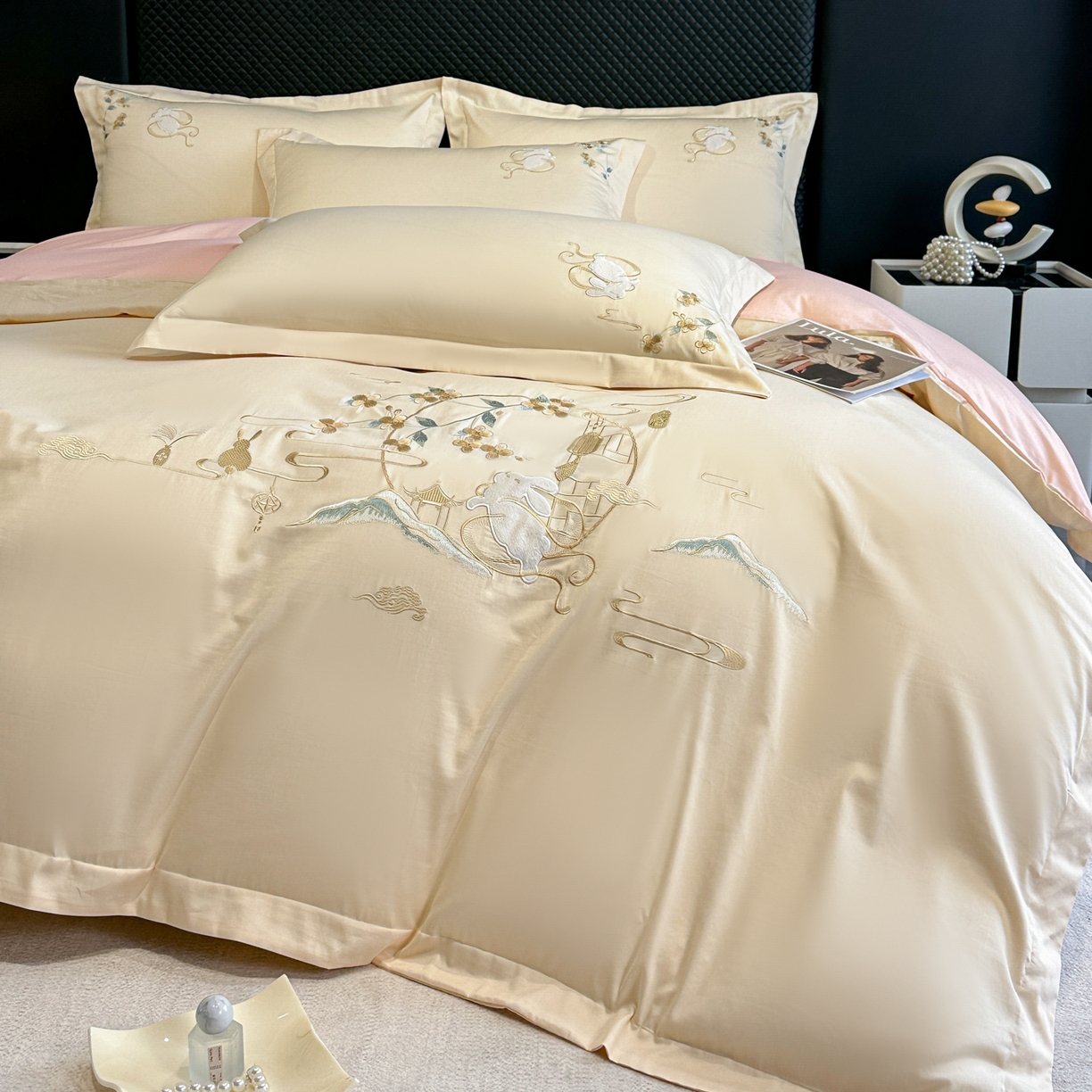 91家纺网 家纺一手货源 找家纺 （总）绒掌柜家纺（品质焕新） 2026新品100S长绒棉精密贴布刺绣四件套-月夕花朝系列-版权产品-礼盒装