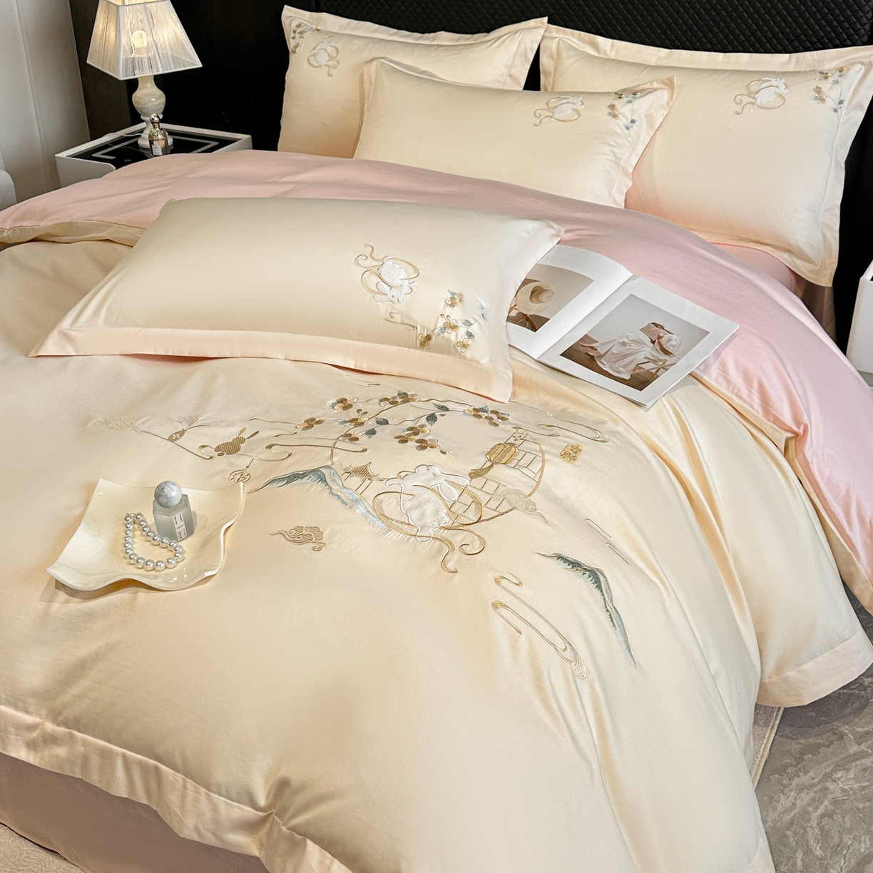 91家纺网 家纺一手货源 找家纺 （总）绒掌柜家纺（品质焕新） 2026新品100S长绒棉精密贴布刺绣四件套-月夕花朝系列-版权产品-礼盒装