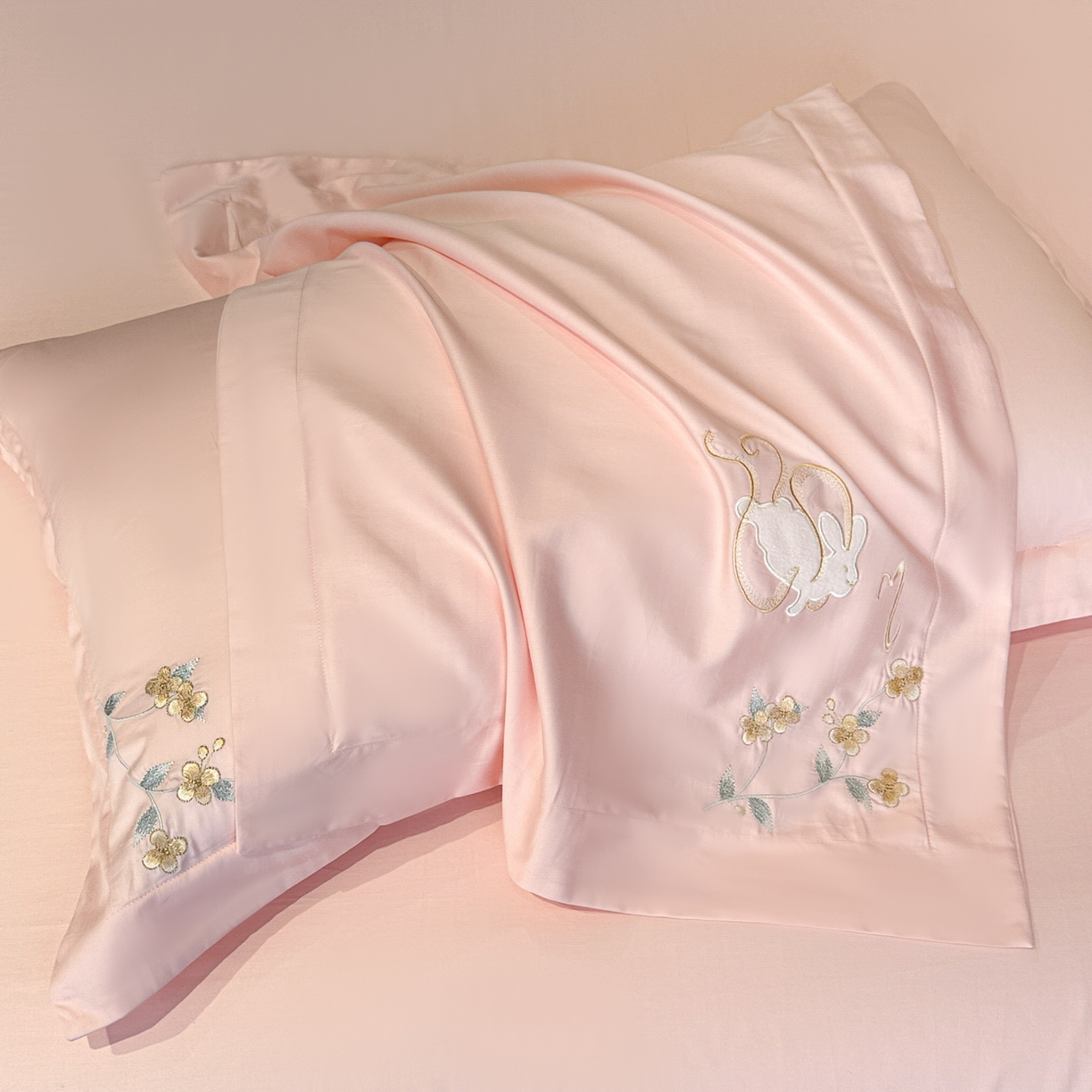 91家纺网 家纺一手货源 找家纺 绒掌柜家纺（品质焕新） 2026新品100S长绒棉精密贴布刺绣四件套-月夕花朝系列-版权产品-礼盒装 高级粉