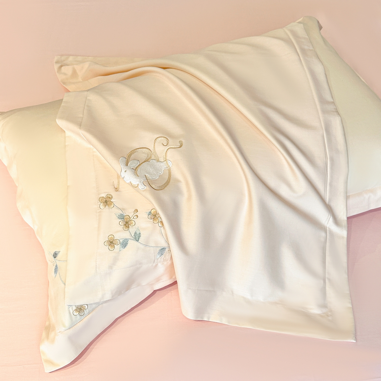 91家纺网 家纺一手货源 找家纺 绒掌柜家纺（品质焕新） 2026新品100S长绒棉精密贴布刺绣四件套-月夕花朝系列-版权产品-礼盒装 奶油米拼粉