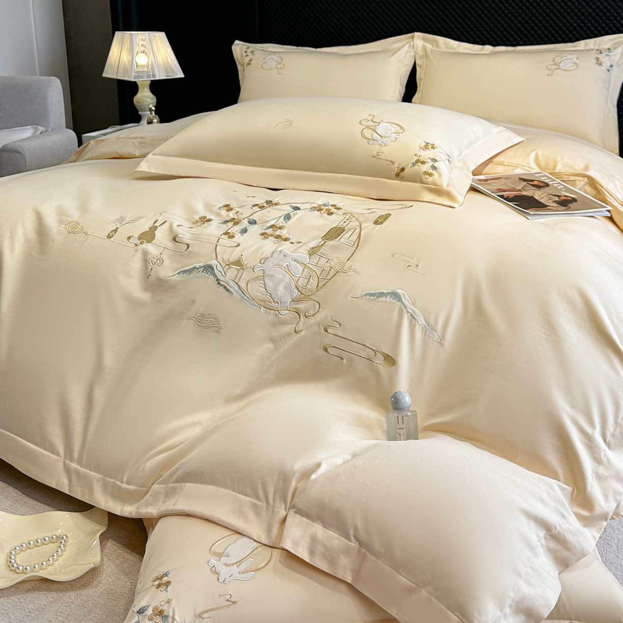 91家纺网 家纺一手货源 找家纺 绒掌柜家纺（品质焕新） 2026新品100S长绒棉精密贴布刺绣四件套-月夕花朝系列-版权产品-礼盒装 奶油米