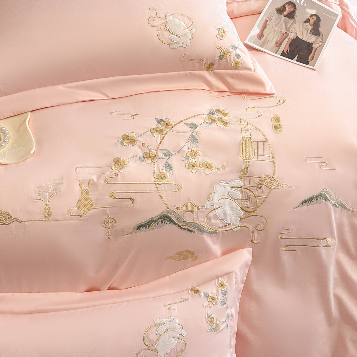 91家纺网 家纺一手货源 找家纺 绒掌柜家纺（品质焕新） 2026新品100S长绒棉精密贴布刺绣四件套-月夕花朝系列-版权产品-礼盒装 高级粉