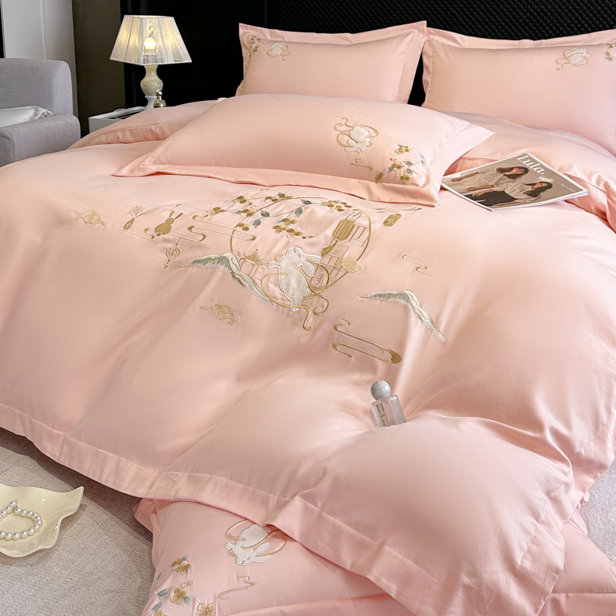 91家纺网 家纺一手货源 找家纺 绒掌柜家纺（品质焕新） 2026新品100S长绒棉精密贴布刺绣四件套-月夕花朝系列-版权产品-礼盒装 高级粉