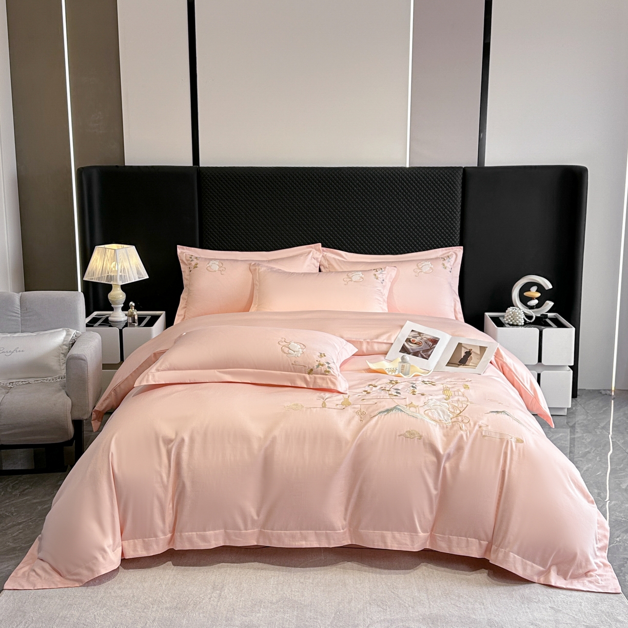 91家纺网 家纺一手货源 找家纺 绒掌柜家纺（品质焕新） 2026新品100S长绒棉精密贴布刺绣四件套-月夕花朝系列-版权产品-礼盒装 高级粉