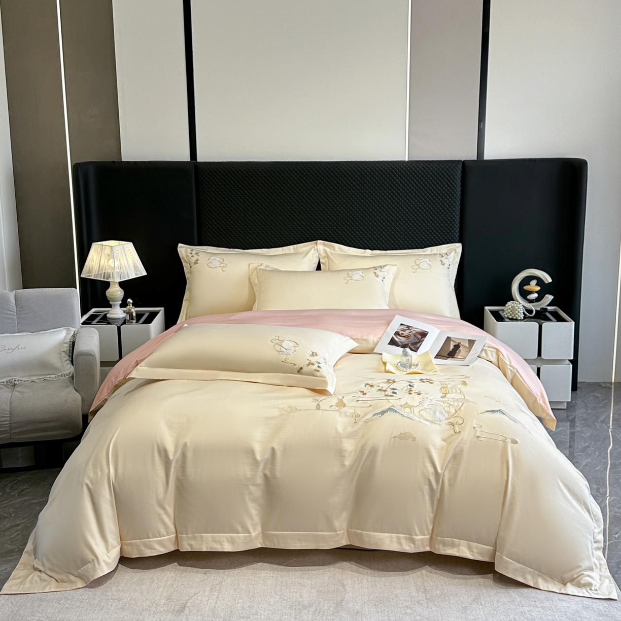 91家纺网 家纺一手货源 找家纺 绒掌柜家纺（品质焕新） 2026新品100S长绒棉精密贴布刺绣四件套-月夕花朝系列-版权产品-礼盒装 奶油米拼粉