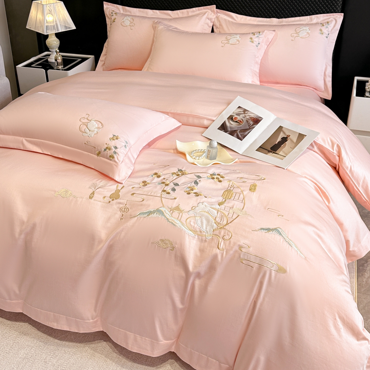 91家纺网 家纺一手货源 找家纺 绒掌柜家纺（品质焕新） 2026新品100S长绒棉精密贴布刺绣四件套-月夕花朝系列-版权产品-礼盒装 高级粉