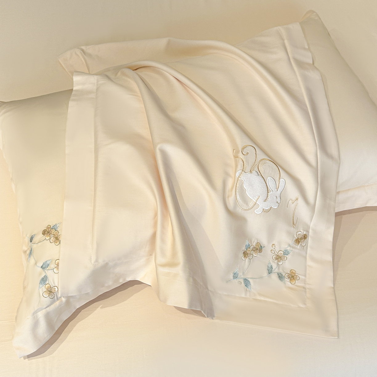 91家纺网 家纺一手货源 找家纺 绒掌柜家纺（品质焕新） 2026新品100S长绒棉精密贴布刺绣四件套-月夕花朝系列-版权产品-礼盒装 奶油米