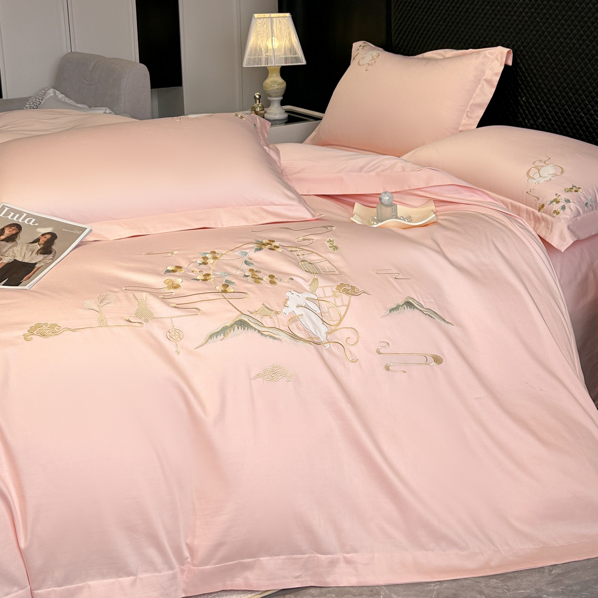 91家纺网 家纺一手货源 找家纺 绒掌柜家纺（品质焕新） 2026新品100S长绒棉精密贴布刺绣四件套-月夕花朝系列-版权产品-礼盒装 高级粉