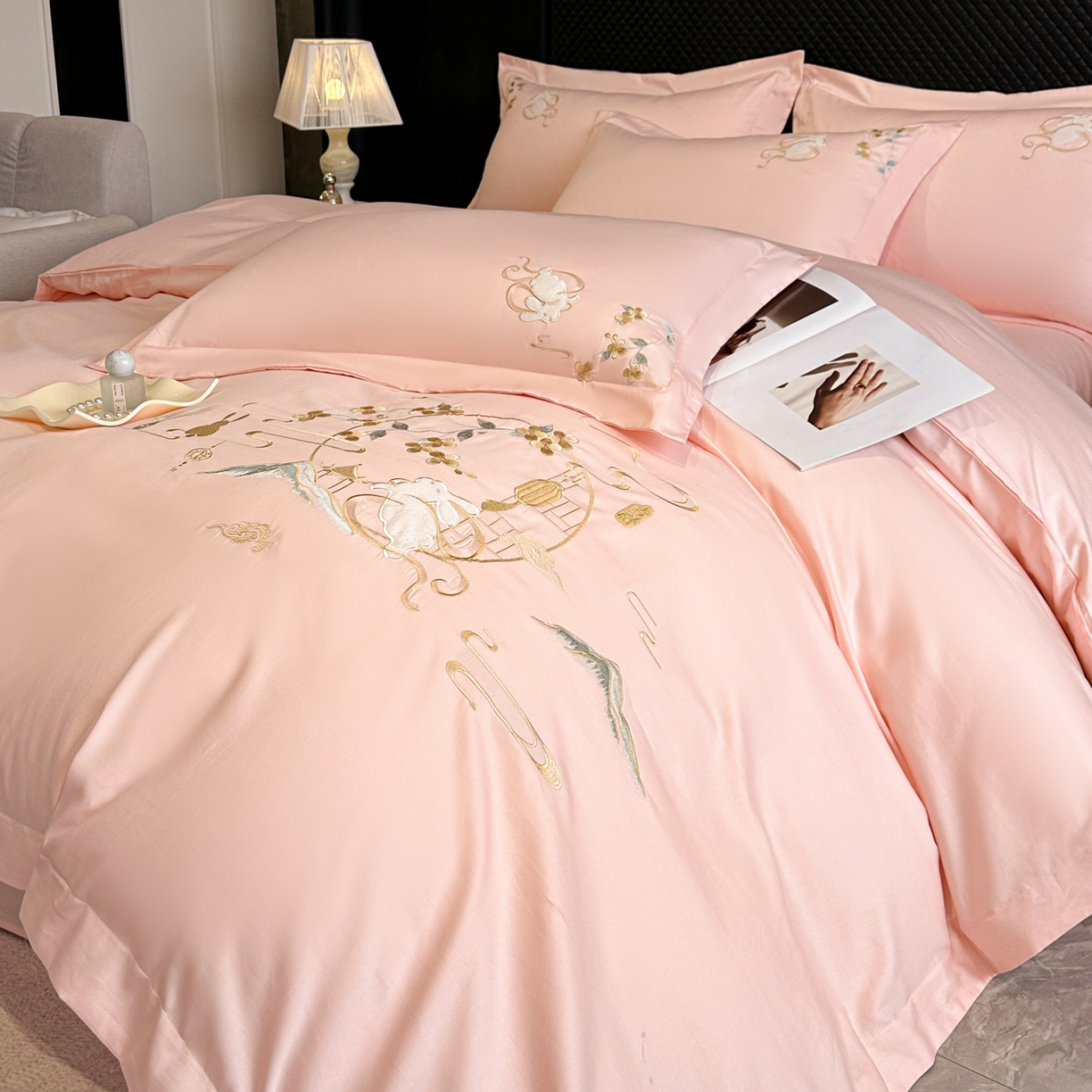 91家纺网 家纺一手货源 找家纺 绒掌柜家纺（品质焕新） 2026新品100S长绒棉精密贴布刺绣四件套-月夕花朝系列-版权产品-礼盒装 高级粉