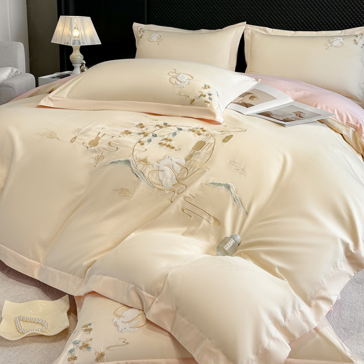 91家纺网 家纺一手货源 找家纺 绒掌柜家纺（品质焕新） 2026新品100S长绒棉精密贴布刺绣四件套-月夕花朝系列-版权产品-礼盒装 奶油米拼粉