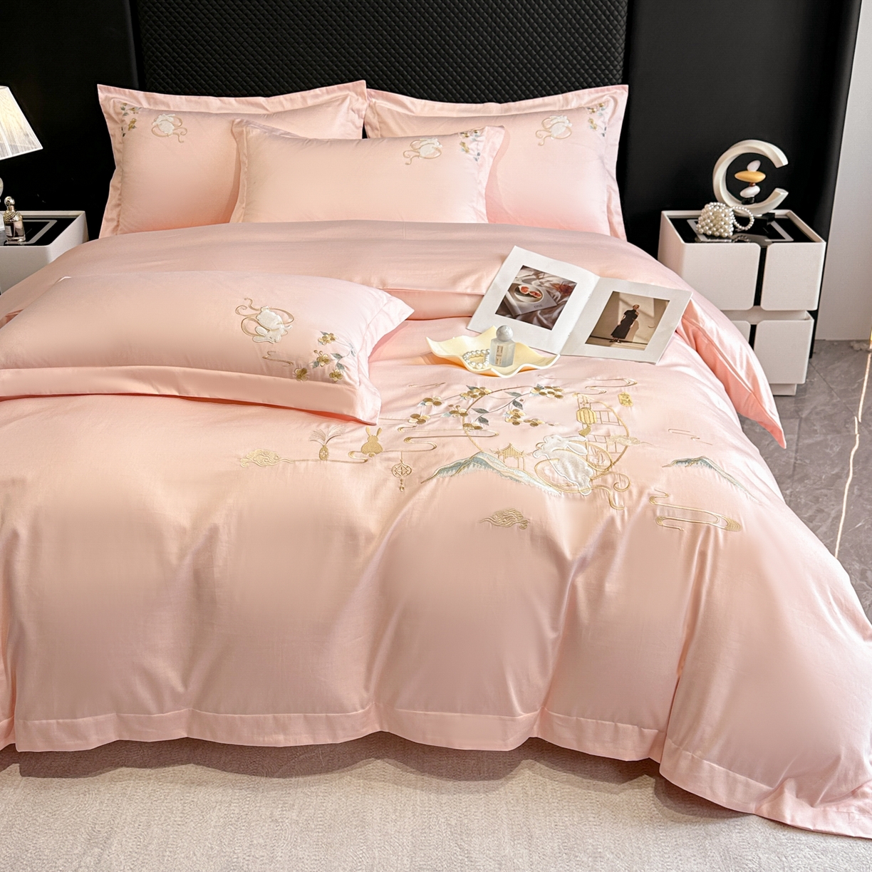 91家纺网 家纺一手货源 找家纺 绒掌柜家纺（品质焕新） 2026新品100S长绒棉精密贴布刺绣四件套-月夕花朝系列-版权产品-礼盒装 高级粉