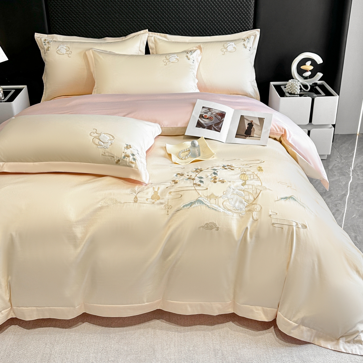 91家纺网 家纺一手货源 找家纺 绒掌柜家纺（品质焕新） 2026新品100S长绒棉精密贴布刺绣四件套-月夕花朝系列-版权产品-礼盒装 奶油米拼粉