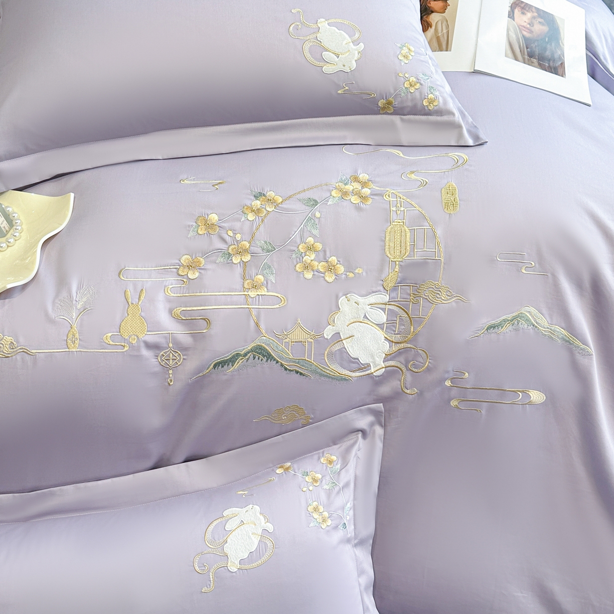 91家纺网 家纺一手货源 找家纺 绒掌柜家纺（品质焕新） 2026新品100S长绒棉精密贴布刺绣四件套-月夕花朝系列-版权产品-礼盒装 香芋紫