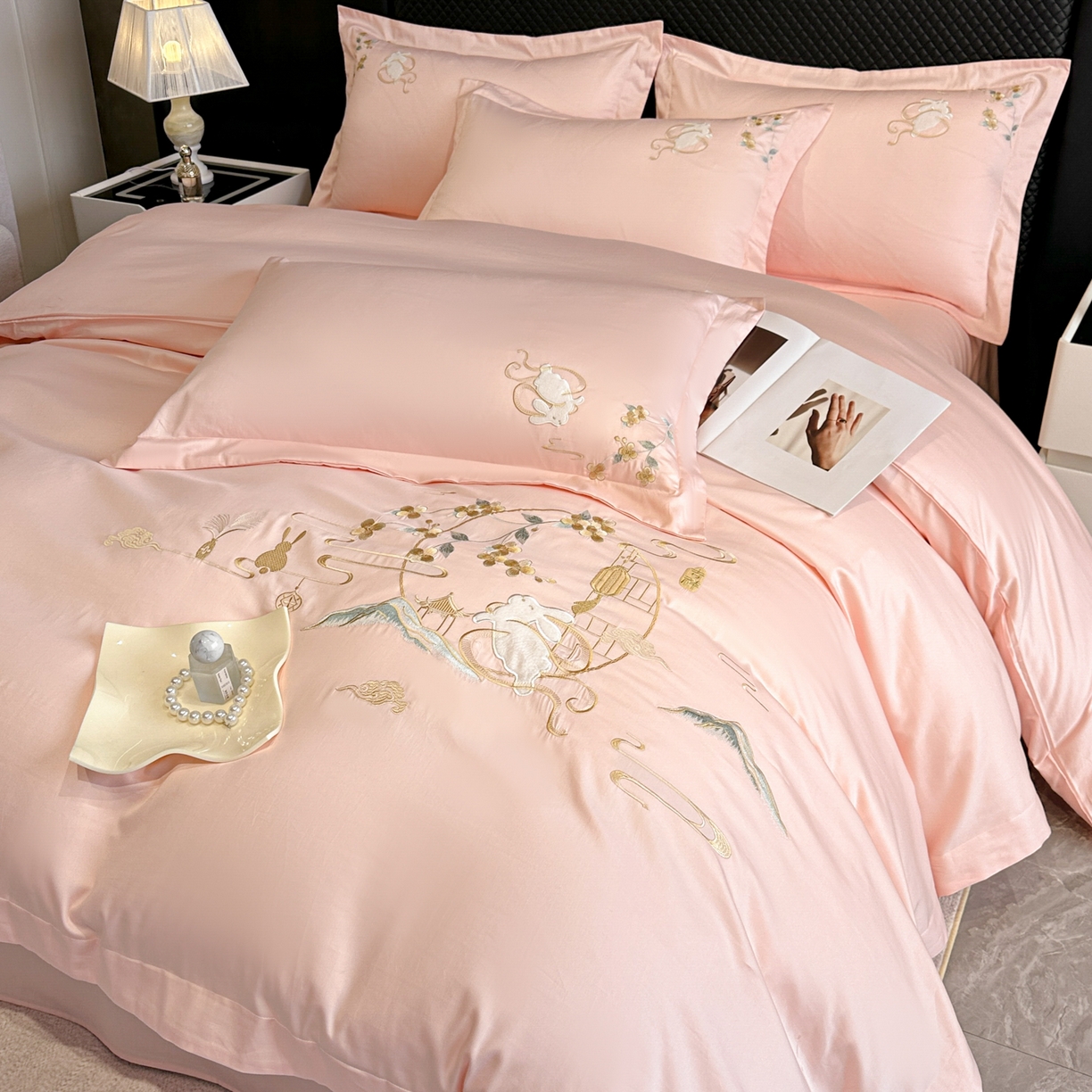91家纺网 家纺一手货源 找家纺 绒掌柜家纺（品质焕新） 2026新品100S长绒棉精密贴布刺绣四件套-月夕花朝系列-版权产品-礼盒装 高级粉