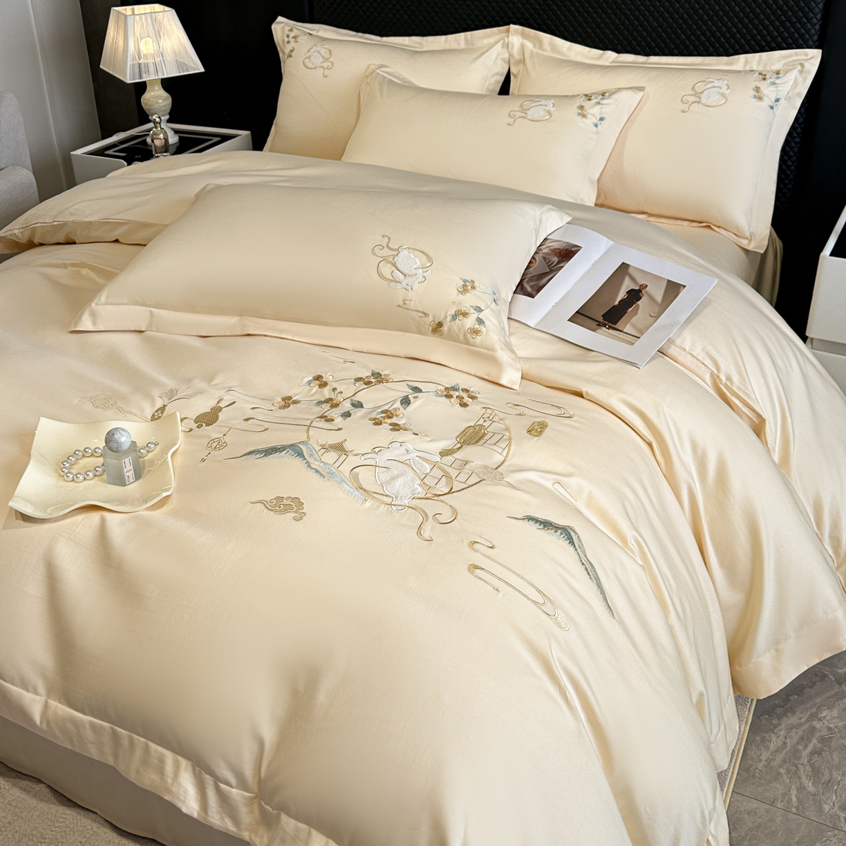 91家纺网 家纺一手货源 找家纺 绒掌柜家纺（品质焕新） 2026新品100S长绒棉精密贴布刺绣四件套-月夕花朝系列-版权产品-礼盒装 奶油米