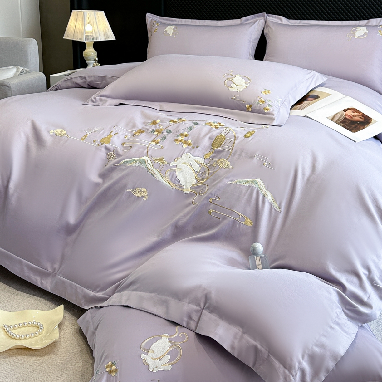 91家纺网 家纺一手货源 找家纺 绒掌柜家纺（品质焕新） 2026新品100S长绒棉精密贴布刺绣四件套-月夕花朝系列-版权产品-礼盒装 香芋紫