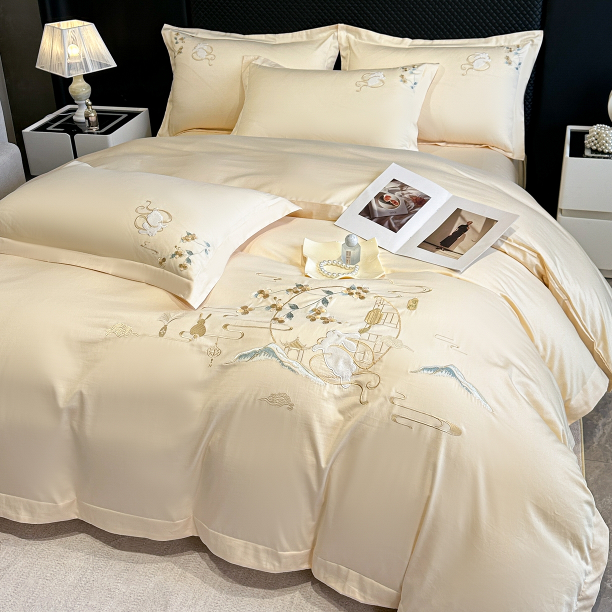 91家纺网 家纺一手货源 找家纺 绒掌柜家纺（品质焕新） 2026新品100S长绒棉精密贴布刺绣四件套-月夕花朝系列-版权产品-礼盒装 奶油米