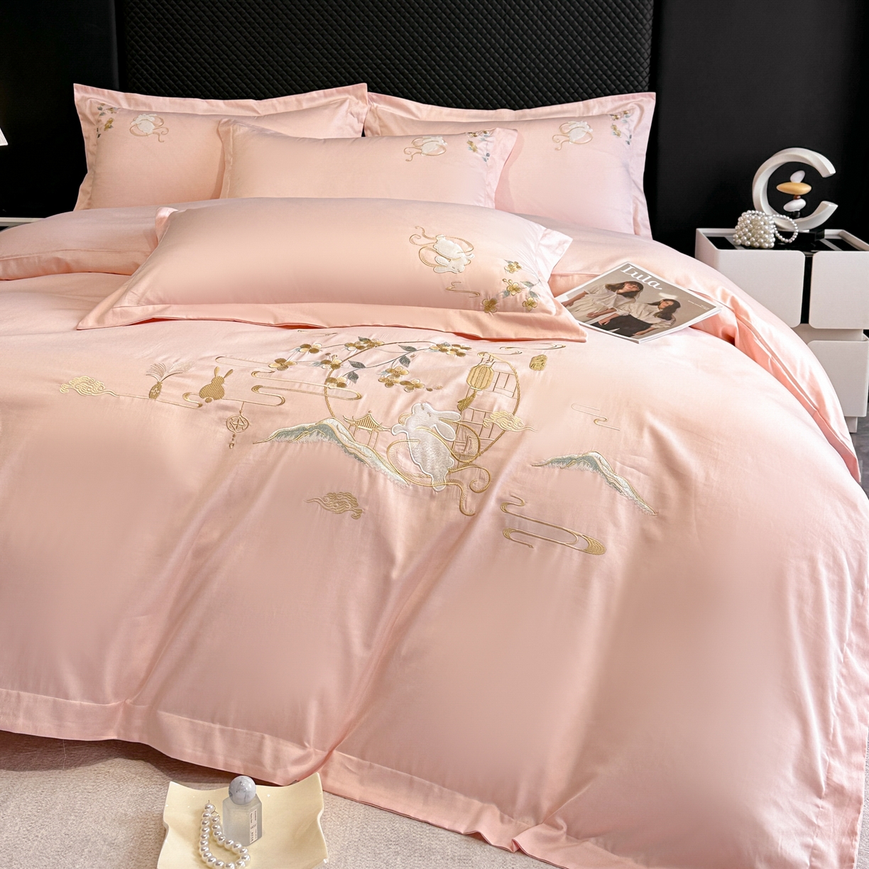 91家纺网 家纺一手货源 找家纺 绒掌柜家纺（品质焕新） 2026新品100S长绒棉精密贴布刺绣四件套-月夕花朝系列-版权产品-礼盒装 高级粉