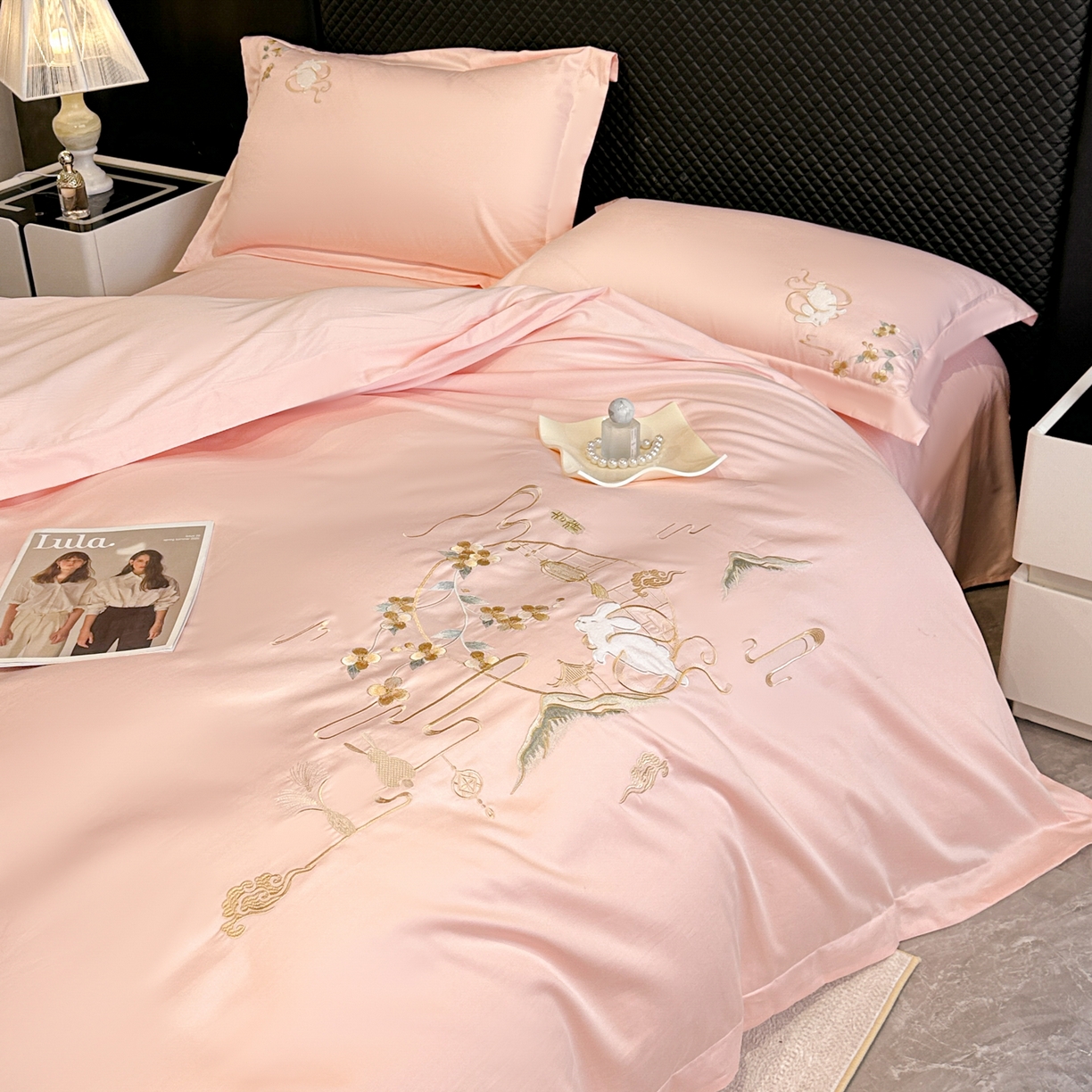 91家纺网 家纺一手货源 找家纺 绒掌柜家纺（品质焕新） 2026新品100S长绒棉精密贴布刺绣四件套-月夕花朝系列-版权产品-礼盒装 高级粉