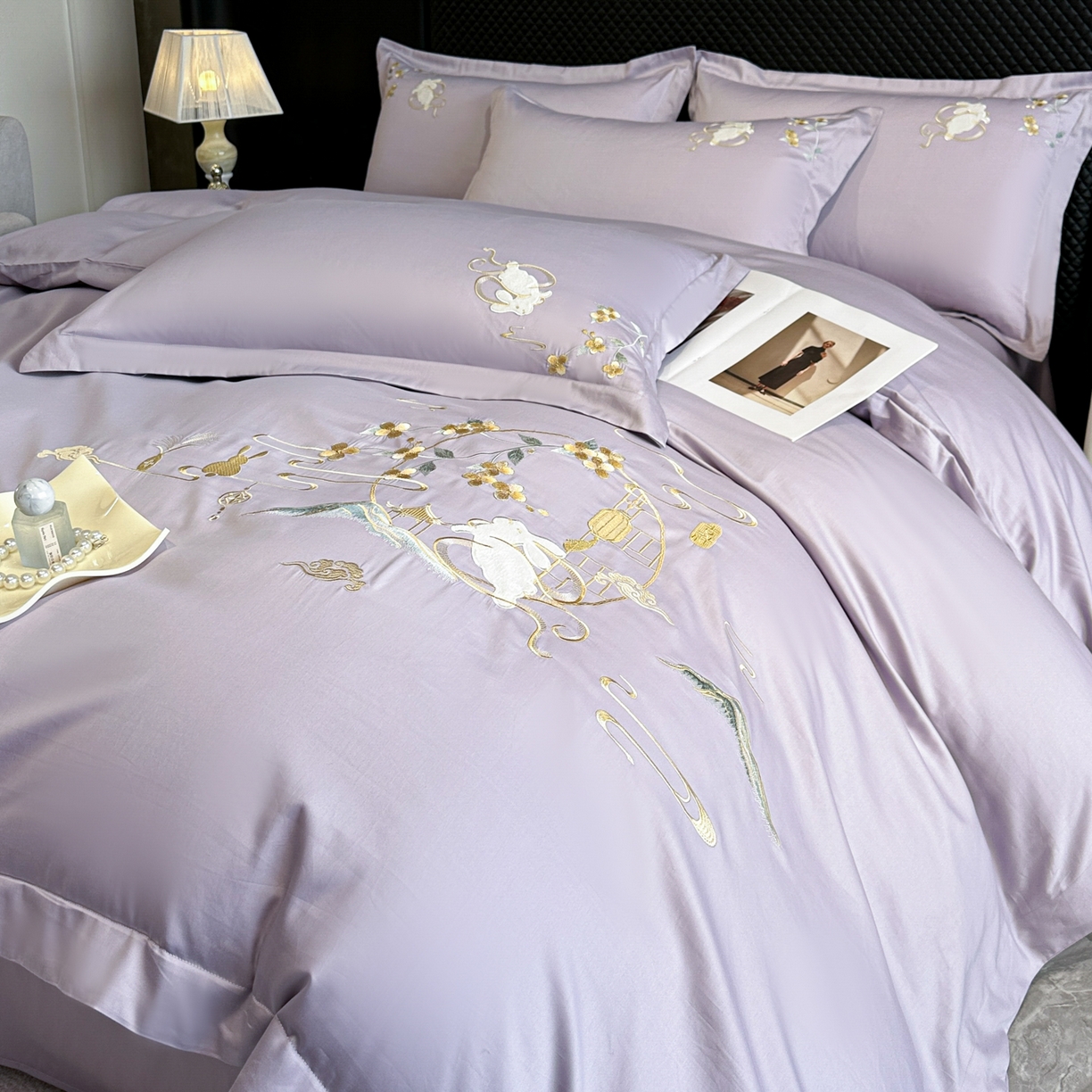 91家纺网 家纺一手货源 找家纺 绒掌柜家纺（品质焕新） 2026新品100S长绒棉精密贴布刺绣四件套-月夕花朝系列-版权产品-礼盒装 香芋紫