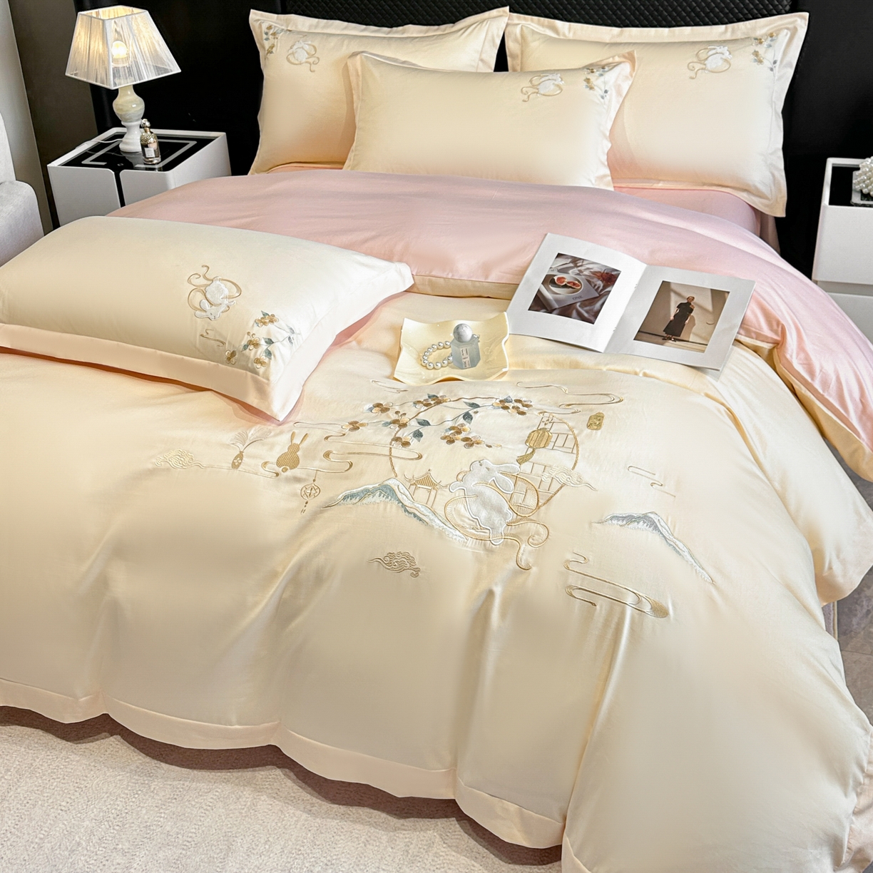 91家纺网 家纺一手货源 找家纺 绒掌柜家纺（品质焕新） 2026新品100S长绒棉精密贴布刺绣四件套-月夕花朝系列-版权产品-礼盒装 奶油米拼粉