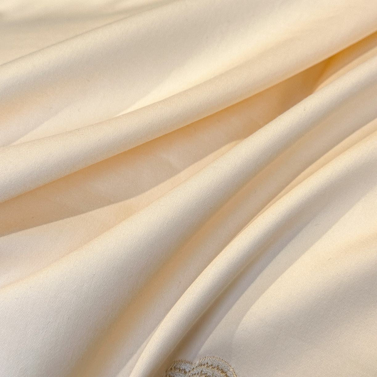 91家纺网 家纺一手货源 找家纺 绒掌柜家纺（品质焕新） 2026新品100S长绒棉精密贴布刺绣四件套-月夕花朝系列-版权产品-礼盒装 奶油米拼粉