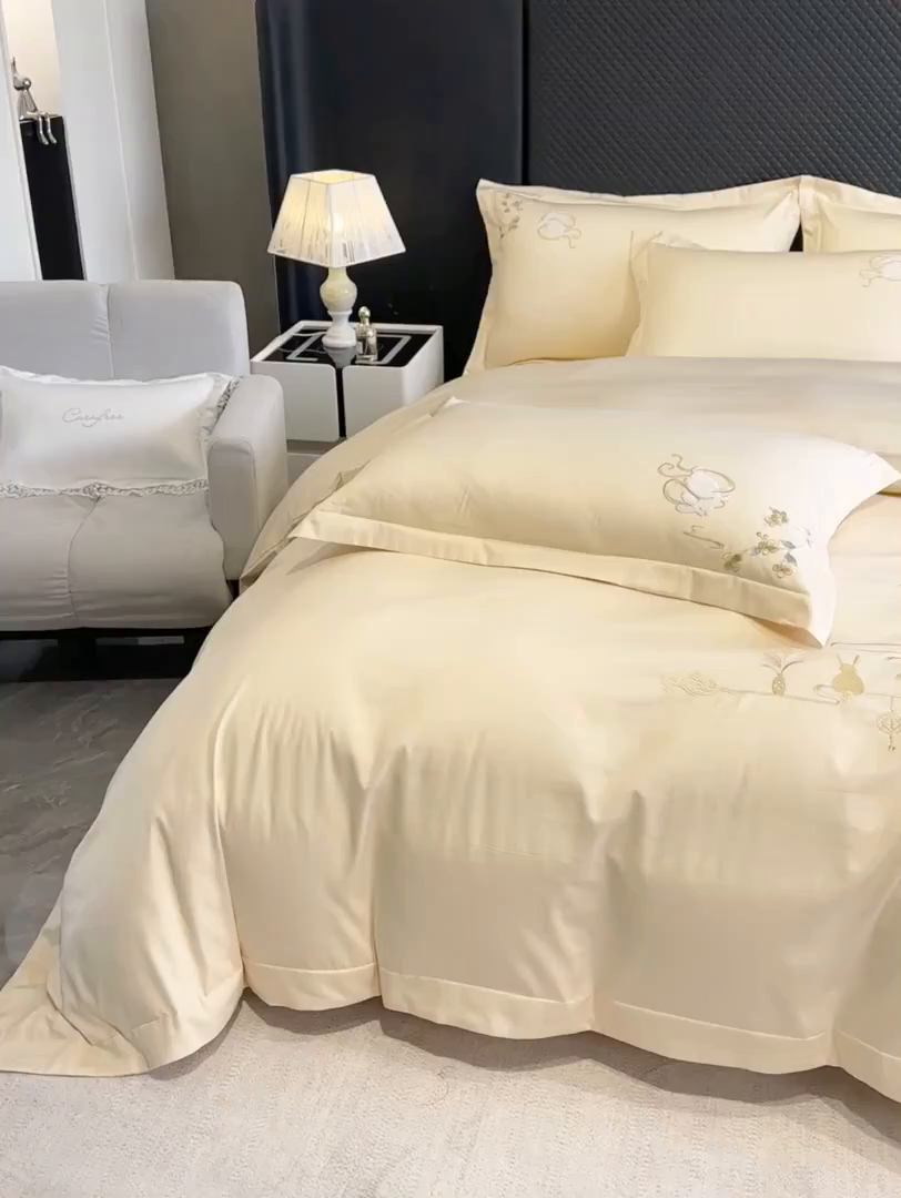 91家纺网 家纺一手货源 找家纺 绒掌柜家纺（品质焕新） 2026新品100S长绒棉精密贴布刺绣四件套-月夕花朝系列-版权产品-礼盒装 奶油米