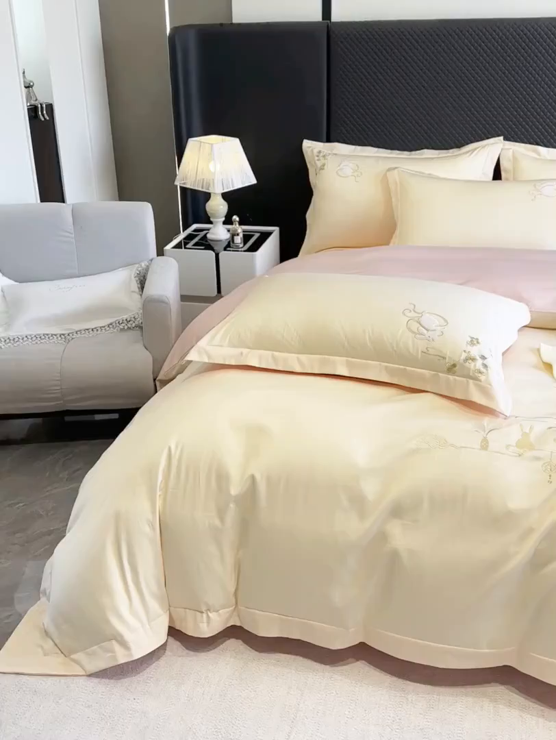 91家纺网 家纺一手货源 找家纺 绒掌柜家纺（品质焕新） 2026新品100S长绒棉精密贴布刺绣四件套-月夕花朝系列-版权产品-礼盒装 奶油米拼粉