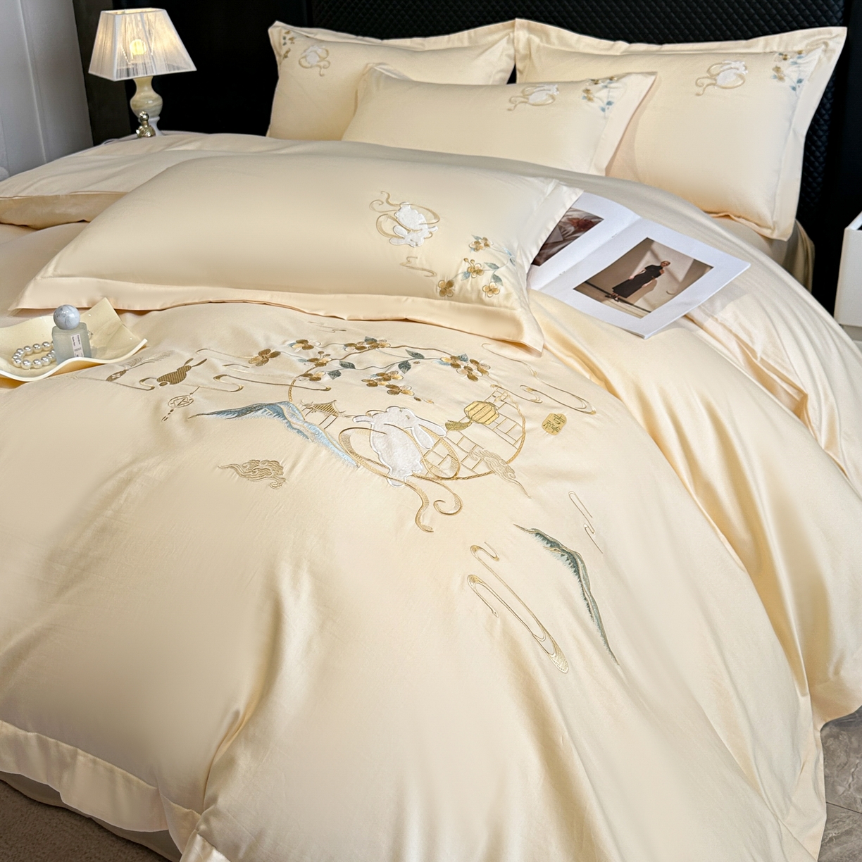 91家纺网 家纺一手货源 找家纺 绒掌柜家纺（品质焕新） 2026新品100S长绒棉精密贴布刺绣四件套-月夕花朝系列-版权产品-礼盒装 奶油米